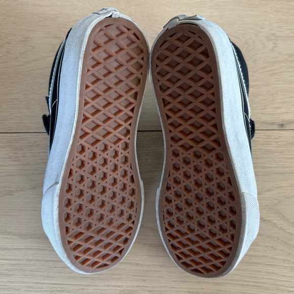 Vans Kids Sk8-Mid Reissue V Shoe in Black Suede Leather - Picture 6 of 10